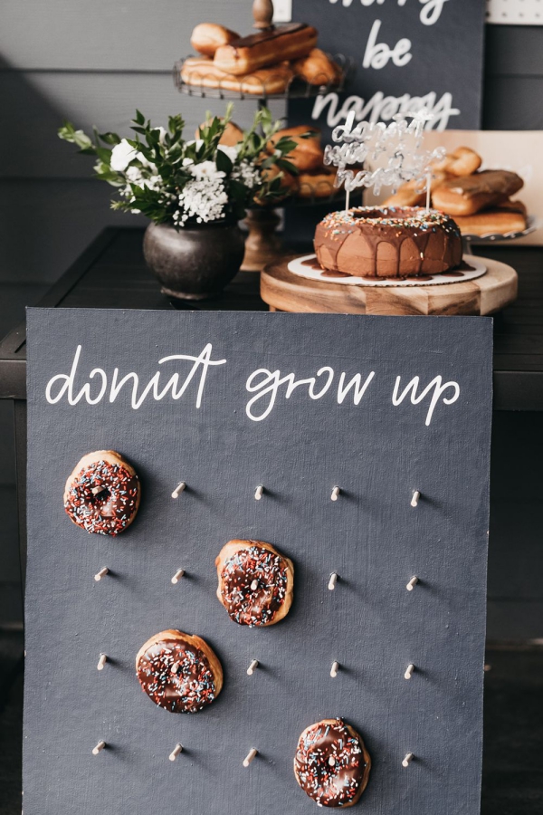 Kreative und witzige Ideen zum 18 Geburtstag für ein unvergessliches Erlebnis donut grow up witz buffet
