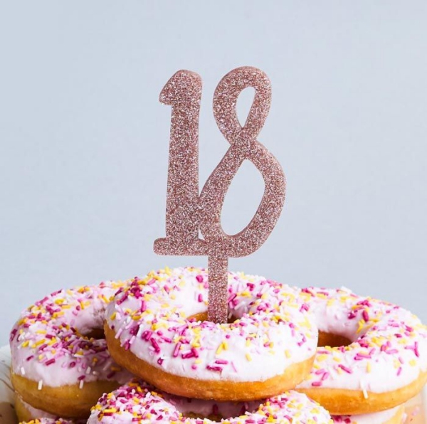 Kreative und witzige Ideen zum 18 Geburtstag für ein unvergessliches Erlebnis donuts statt torte zuckerguss