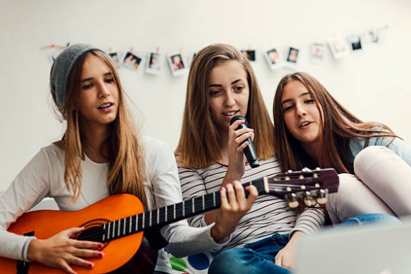 Kreative und witzige Ideen zum 18 Geburtstag für ein unvergessliches Erlebnis mädchen gitarre singen karaoke