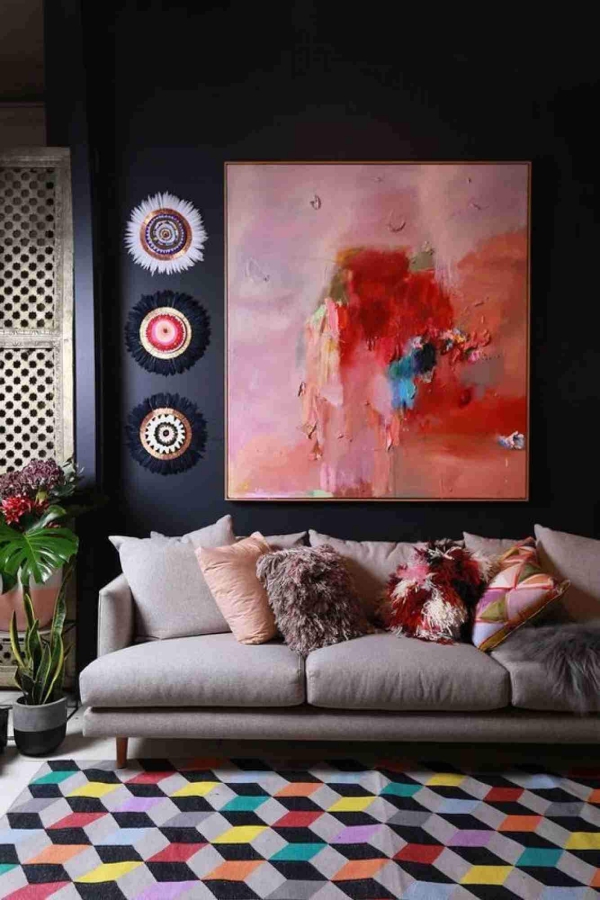 Kunstvolle Wohnzimmerwand Ideen und Tipps für ein modernes Interior abstraktes bild wohnzimmer rot blumen