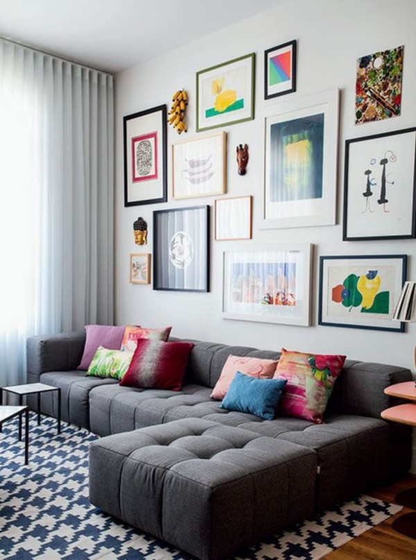 Kunstvolle Wohnzimmerwand Ideen und Tipps für ein modernes Interior bilderwand im wohnzimmer bunt trendy