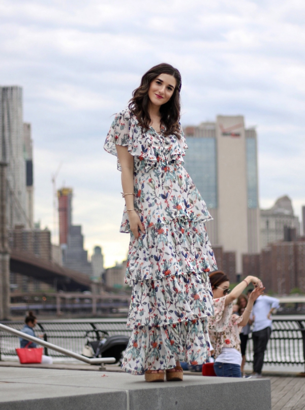 Maxikleid Sommer Trends 2020 – Diese Outfits sind jetzt angesagt florales kleid mit rüschen