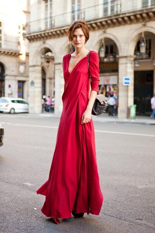 Maxikleid Sommer Trends 2020 – Diese Outfits sind jetzt angesagt kirsche rotes kleid stadt outfit