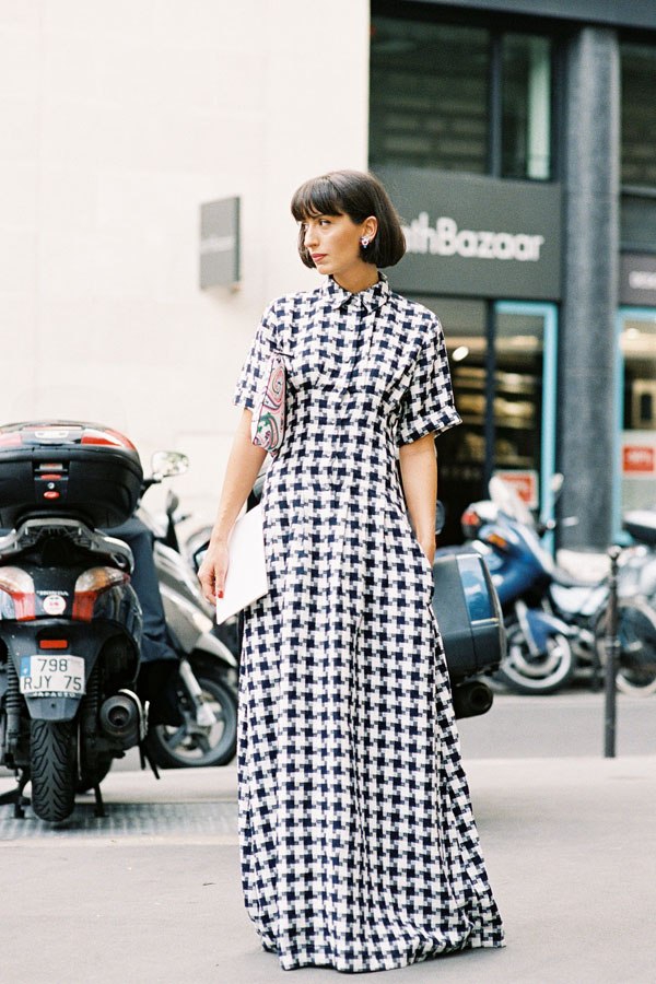 Maxikleid Sommer Trends 2020 – Diese Outfits sind jetzt angesagt modernes kleid schwarz weiß muster
