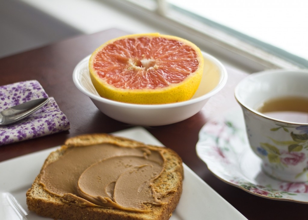 Militär Diät – Verliert man wirklich 5 kg in einer Woche erdnussbutter toast mit tee und grapefruit