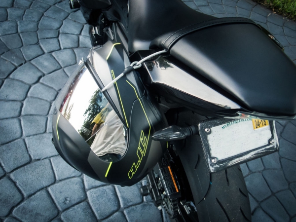 Sicherheit für Motorradfahrer Welcher Motorradschloss schützt am besten helm und motorrad vor diebe schützen