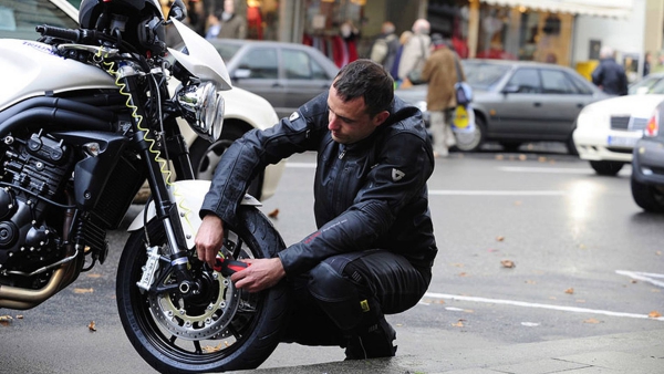 Sicherheit für Motorradfahrer Welcher Motorradschloss schützt am besten motorrad richtig parken und sichern kette