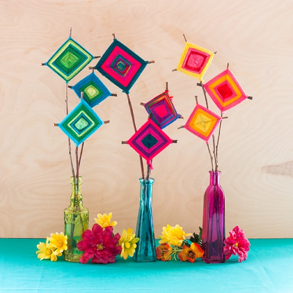 Sommerdeko basteln mit Kindern – 60 frische Ideen zum einfachen Selbermachen bunte vasen flaschen garn zweige blumen