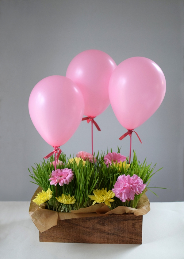 Sommerdeko basteln mit Kindern – 60 frische Ideen zum einfachen Selbermachen tischdeko rasen blumen ballons party