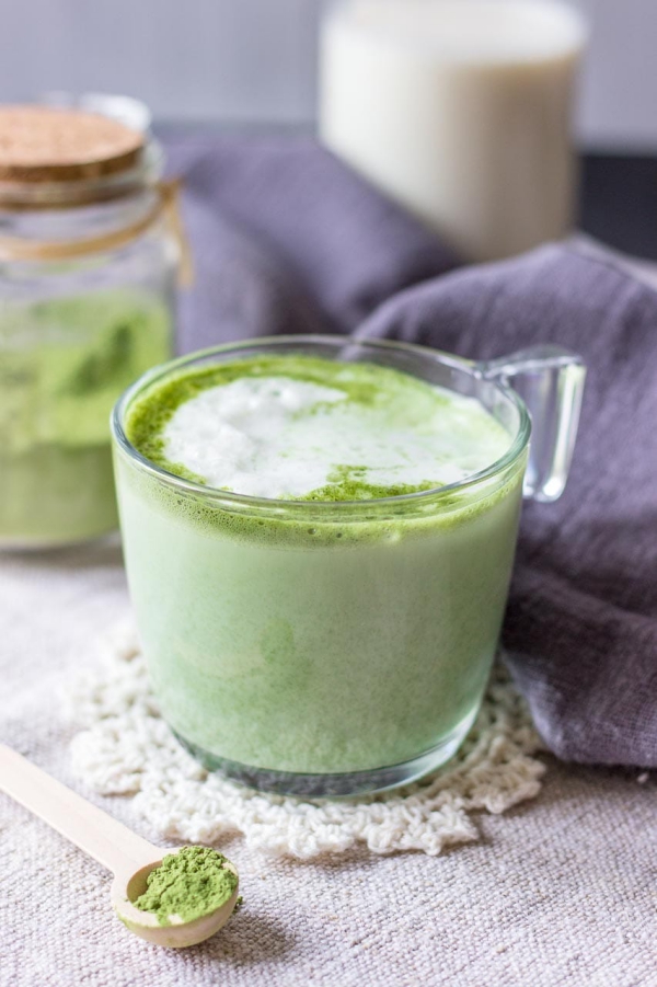 Traditionelle Matcha Tee Zubereitung – Tipps für die perfekte Tasse Grüntee grünes latte trend mit matcha