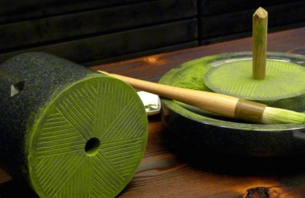 Traditionelle Matcha Tee Zubereitung – Tipps für die perfekte Tasse Grüntee matcha nach tradition mahlen