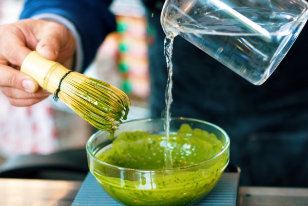 Traditionelle Matcha Tee Zubereitung – Tipps für die perfekte Tasse Grüntee matcha richtig zubereiten wasser