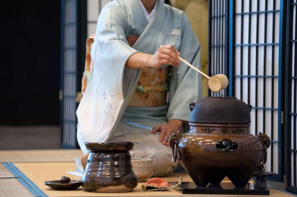 Traditionelle Matcha Tee Zubereitung – Tipps für die perfekte Tasse Grüntee matcha ritual tradition geisha