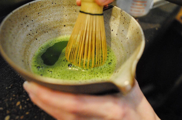 Traditionelle Matcha Tee Zubereitung – Tipps für die perfekte Tasse Grüntee matcha tee richtig rühren
