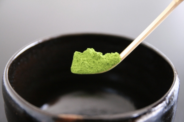 Traditionelle Matcha Tee Zubereitung – Tipps für die perfekte Tasse Grüntee richtig abmessen und sieben