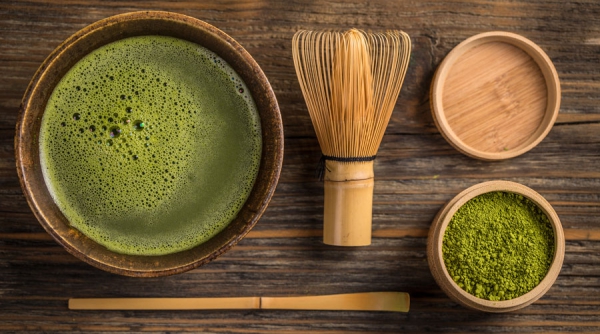 Traditionelle Matcha Tee Zubereitung – Tipps für die perfekte Tasse Grüntee traditionelle werkzeuge matcha zubereitung