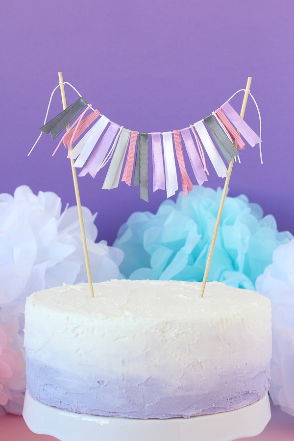 Wimpelkette basteln mit Kindern – Anleitung und Ideen zum Selbermachen party geburtstag torte mit girlande