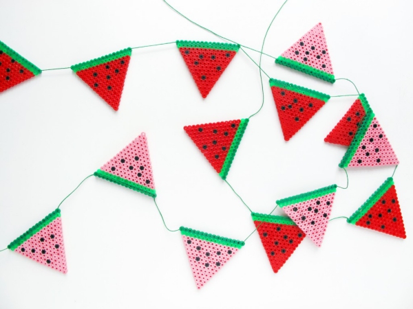 Wimpelkette basteln mit Kindern – Anleitung und Ideen zum Selbermachen sommer girlande wassermelonen bügelperlen
