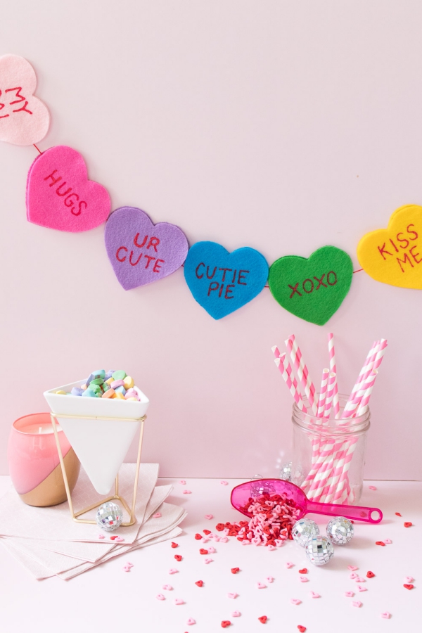 Wimpelkette basteln mit Kindern – Anleitung und Ideen zum Selbermachen valentinstag girlande filz herzen