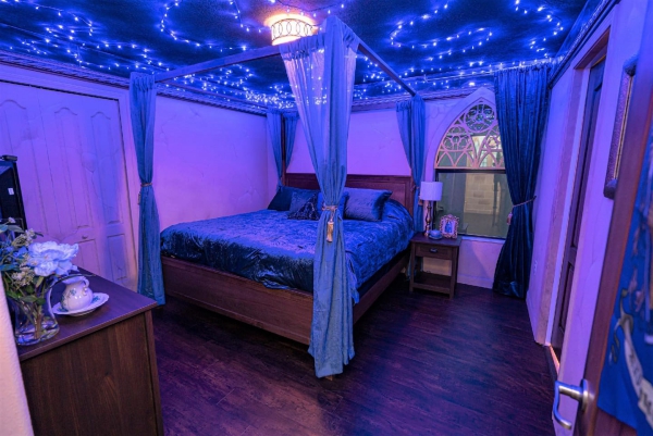 Wizard's Way Ferienhaus mieten und Hogwarts hautnah erleben ravenclaw schlafsaal blaue lichter
