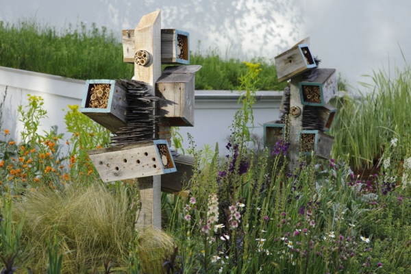 Bienenfreundlicher Garten So locken Sie die fleißigen Bestäuber an moderne bienenhäuser insektenhotels