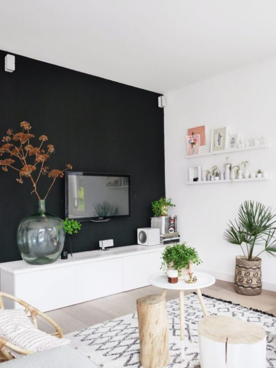 Dramatische Akzente in Schwarz Wohnzimmer TV Wand Vase Topfpflanzen weißes Wandregal