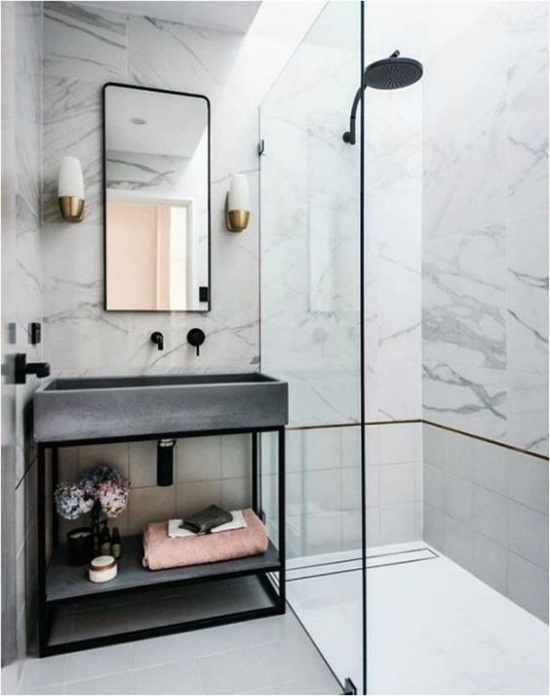 Dramatische Akzente in Schwarz modernes Badezimmer Marmorplatten Glaswand Dusche