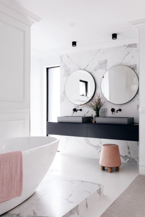 Dramatische Akzente in Schwarz modernes Badezimmer weiße Marmorplatte hellrosa Elemente