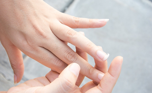 Eingerissener Nagel So retten Sie Ihre Maniküre gebrochener nagel gerissen