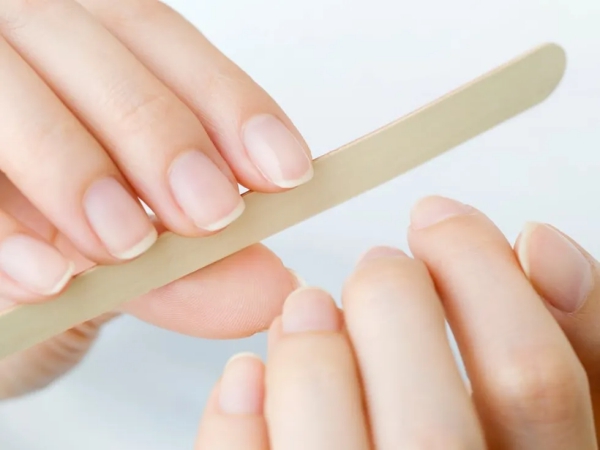 Eingerissener Nagel So retten Sie Ihre Maniküre nägel richtig feilen kurz