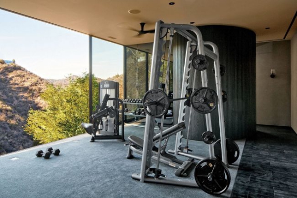 Fitnessraum einrichten – Ideen und Tipps für effektives Training fitness studio mit schöner aussicht