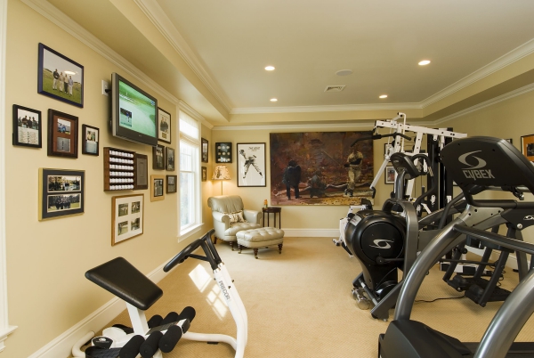 Fitnessraum einrichten – Ideen und Tipps für effektives Training fitness studio mit wandbildern tv preise