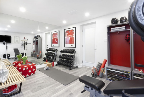 Fitnessraum einrichten – Ideen und Tipps für effektives Training heimfitness einrichten weiß rot lebhaft