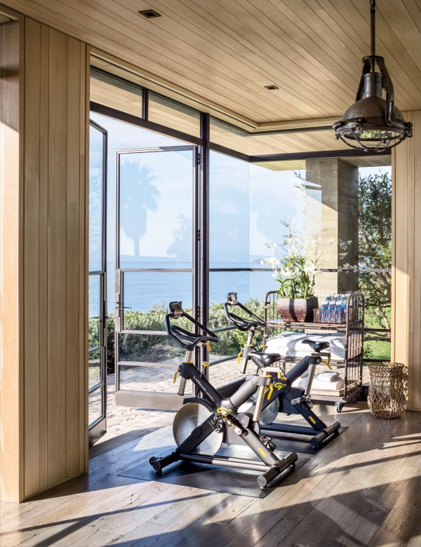 Fitnessraum einrichten – Ideen und Tipps für effektives Training helles fitnessstudio mit patio zugang schön