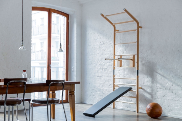 Fitnessraum einrichten – Ideen und Tipps für effektives Training kleines minimalistisches studio kletterwand