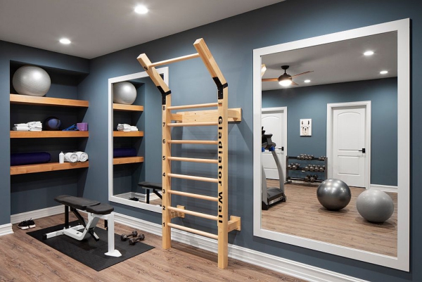Fitnessraum einrichten – Ideen und Tipps für effektives Training tolles studio mit spiegel und kletterwand
