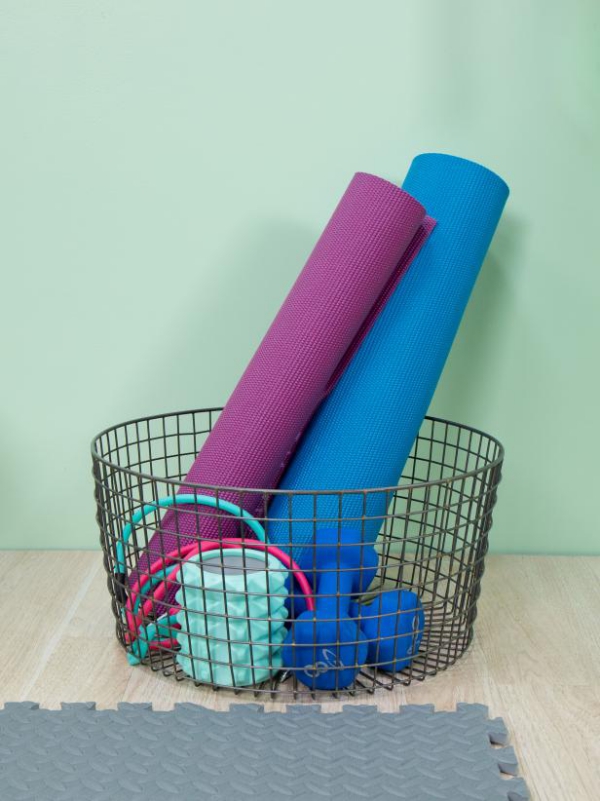 Fitnessraum einrichten – Ideen und Tipps für effektives Training yoga matte ausrüstung korb