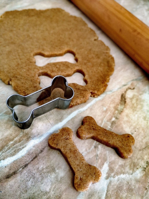 Gesunde Hundekekse zum Erziehen und Belohnen teig ausschneiden hund kekse knochen