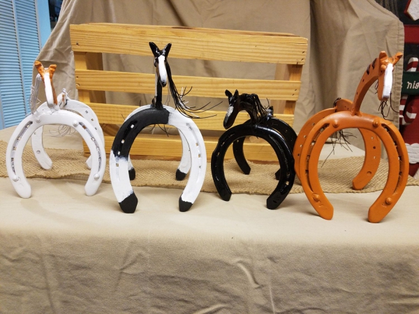 Glücksbringende Hufeisen Deko Ideen zum Selbermachen pferde figuren bunt hufeisen