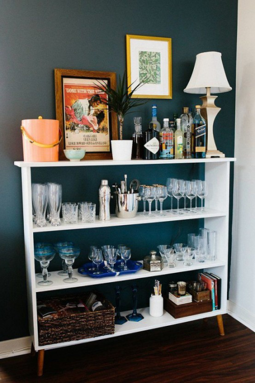 Hausbar auf wenig Platz offenes Sideboard Flaschen Gläser Eiskübel Wanddeko Lampe