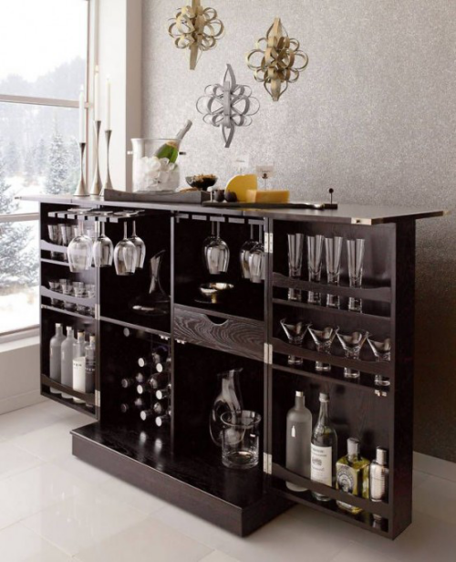 Hausbar im Schrank aus dunklem Holz sehr stilvolles Design Flaschen Drinks Gläser Wanddeko