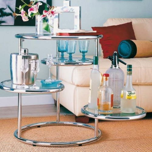 Hausbar im Wohnzimmer aus Metall sehr modernes Design auf drei Ebenen Eiskübel Flaschen Gläser