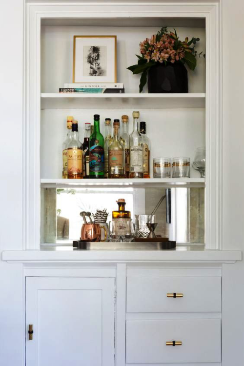 Hausbar in einen alten Schrank integriert Spiegeleffekt Flaschen Gläser schickes Design mit Retro Flair