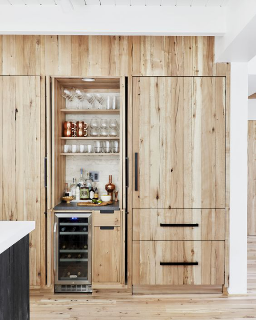 Hausbar moderne Variante in Schrank aus hellem Holz integriert