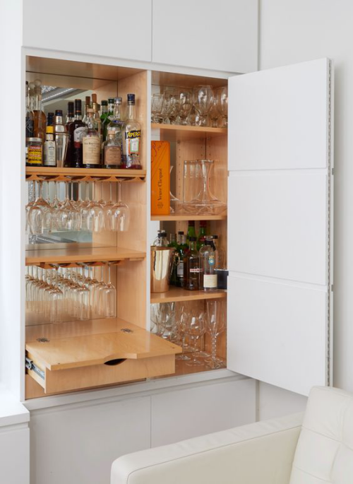 Hausbar weißes Raumdesign Wohnzimmer eingebaute Getränkebar