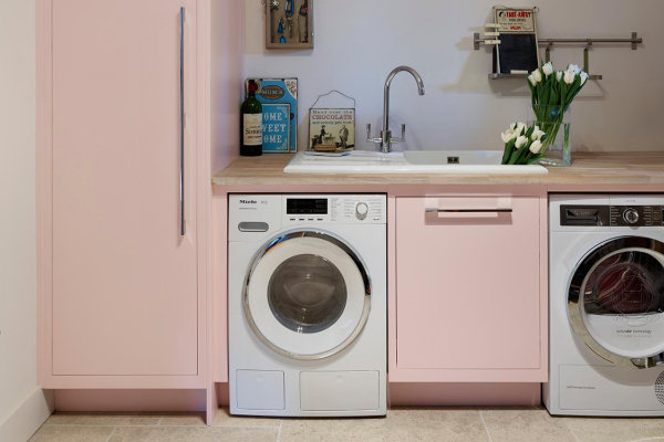 Hauswirtschaftsraum - Weiße Farbe und die Farbe Rosa