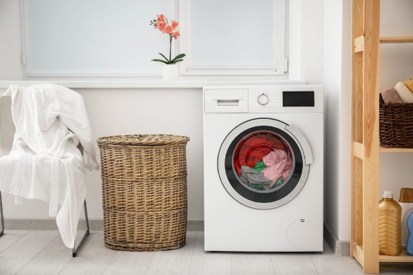 Hauswirtschaftsraum - ein Korb und eine Waschmaschine