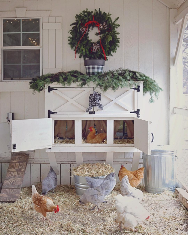 Hühnerstall einrichten – Ideen und Tipps für glückliche Hühner großer stall winter deko weihnachten