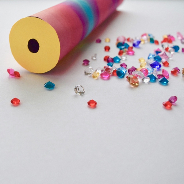 Kaleidoskop basteln mit Kindern – Einfache Anleitung und kreative Ideen augenloch machen perlen
