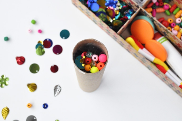 Kaleidoskop basteln mit Kindern – Einfache Anleitung und kreative Ideen öffnung füllen perlen glitzer steine